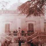 In alcune foto scattate negli anni 40 � possibile ammirare i proprietari assieme alla servit� sulle monumentali scale (foto di Carlo Longo de Bellis)